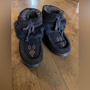 Women’s Black Suede Fur-Trim Moccasin Boots with Beaded Accent